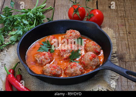 Polpette in una padella su un tavolo di legno Foto Stock