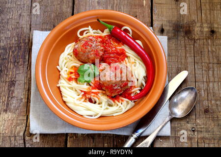 Le polpette di carne con peperoncino su una tavola di legno Foto Stock