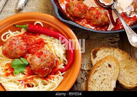 Le polpette di carne con peperoncino su una tavola di legno Foto Stock