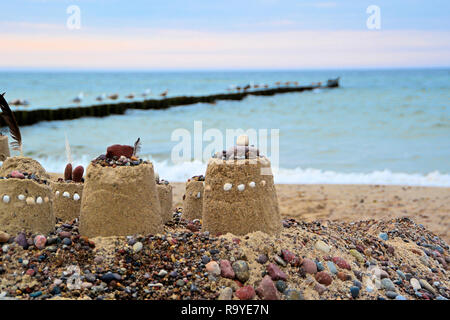 Il Sandcastles On la spiaggia della costa polacca del Mar Baltico Foto Stock