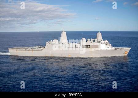 Gli Stati Uniti La Marina di San Antonio-classe di trasporto anfibio dock nave USS Arlington transita il oceano Atlantico come parte dell'anfibio Kearsarge pronto gruppo 24 dicembre 2018 nell'Oceano Indiano. Foto Stock