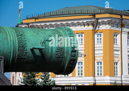 Mosca, Russia. Agosto 25, 2018. Il Tsar Cannon, è un grande inizio periodo moderno pezzo di artiglieria (noto come una bombarda) sul display della mosca Kremli Foto Stock