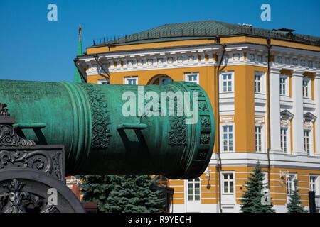 Mosca, Russia. Agosto 25, 2018. Il Tsar Cannon, è un grande inizio periodo moderno pezzo di artiglieria (noto come una bombarda) sul display della mosca Kremli Foto Stock