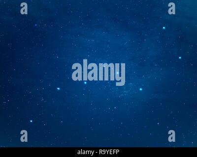 Davvero il cielo del nord con grande costellazione del bilanciere. Orsa Maggiore o il grande orso in inverno stellato cielo notturno. Foto Stock