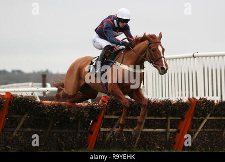 Canzone per qualcuno cavalcato da James Nixon sulla loro strada per la vittoria nel Betway 'addio a Richard Osgood' capretti ostacolo durante Betway Challow Hurdle giorno a Newbury Racecourse. Foto Stock