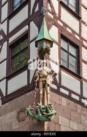 San Giorgio e il Drago statua a graticcio angolo della costruzione su Beim Tiergartnertor, Altstadt (Città Vecchia) di Norimberga, Baviera, Germania Foto Stock