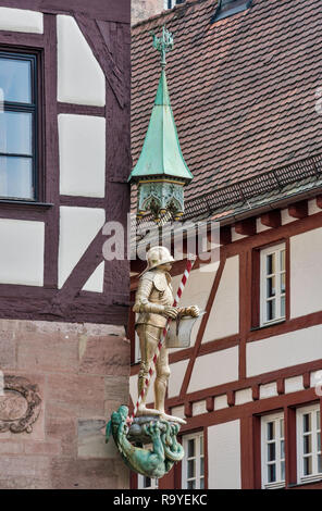 San Giorgio e il Drago statua a graticcio angolo della costruzione su Beim Tiergartnertor, Altstadt (Città Vecchia) di Norimberga, Baviera, Germania Foto Stock