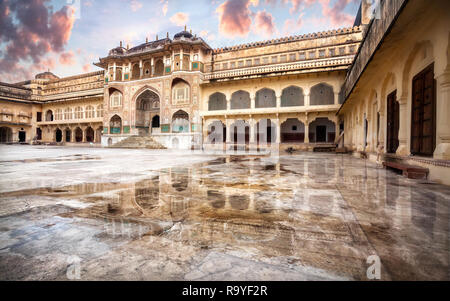 Forte Amber palazzo principale museo a cielo nuvoloso di Jaipur, Rajasthan, India Foto Stock