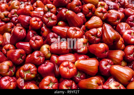 Una grande quantità di frutta rossa al mercato. Ottimo per gli sfondi. Foto Stock