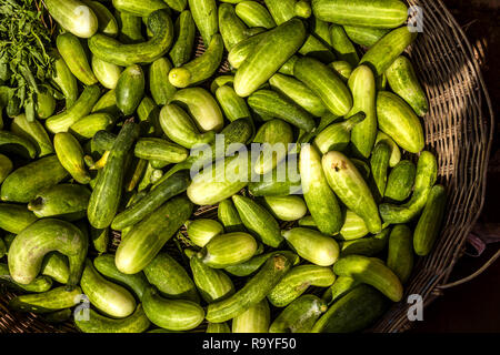 Cesto di cetrioli al mercato asiatico in Siem Reap, Camboida. Foto Stock