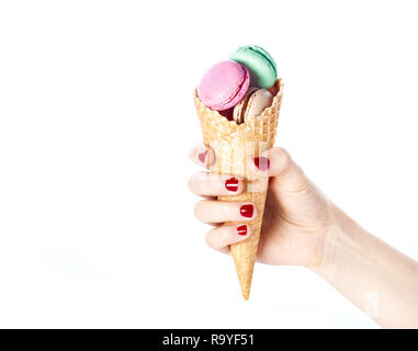 Donna che mantiene il gelato con French macarons scoop su bianco con spazio di copia Foto Stock