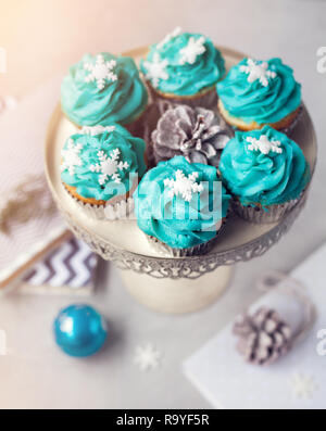 Tortini di blu con i fiocchi di neve dalla vista dall'alto in inverno Foto Stock