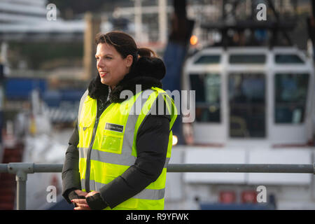 Ministro dell'immigrazione Caroline Nokes dopo una riunione con forza di frontiera ufficiali nel Dover e il locale MP Charlie Elphicke per discutere dei migranti i tentativi di raggiungere la Gran Bretagna da una piccola imbarcazione. Foto Stock