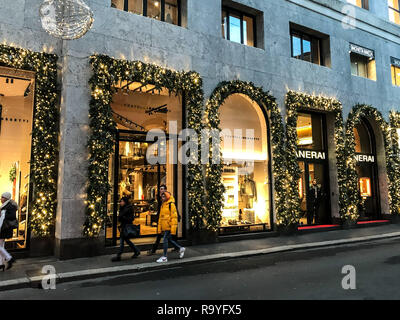 Decorazione di natale in Via Montenapoleone, la via della moda di Milano, Italia, su dicembre 2018 Foto Stock