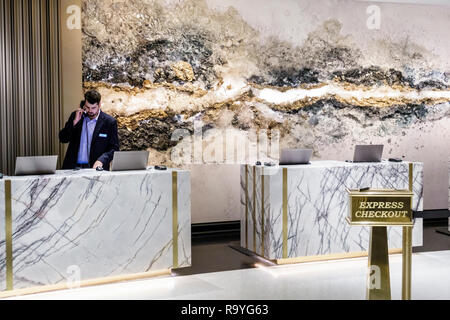 Miami Beach Florida, Collins Avenue, Loews, hotel, interno, hall, reception, banco prenotazioni, uomo uomo maschio, lavoro, lavoro lavoratori di lavoro em Foto Stock