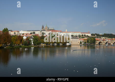 05.09.2018 - Prag, Hlavni mesto Praha, Tschechien - Blick ueber die Moldau zur Kleinseite und die Prager Burg. 00R180905D014CARO.JPG [modello di rilascio: n Foto Stock