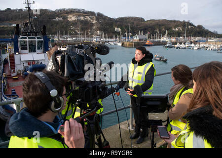 Ministro dell'immigrazione Caroline Nokes parla ai media come una forza di confine la nervatura passa dietro di lei, dopo un incontro con forza di frontiera ufficiali e il locale MP Charlie Elphicke a dover discutere di migranti' tentativi per raggiungere la Gran Bretagna da una piccola imbarcazione. Foto Stock