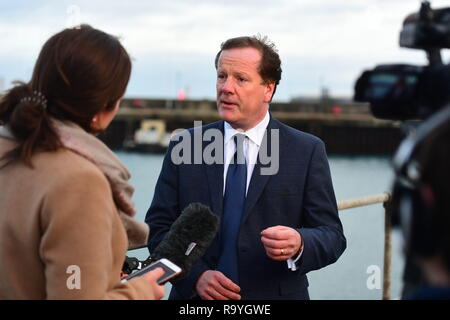 Local MP Charlie Elphicke parla ai media dopo una riunione a fianco di Ministro dell'immigrazione Caroline Nokes e forza di frontiera ufficiali a dover discutere di migranti' tentativi per raggiungere la Gran Bretagna da una piccola imbarcazione. Foto Stock