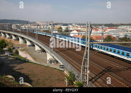 06.09.2018 - Prag, Hlavni mesto Praha, Tschechien - Blick auf das Stadtviertel Karlin mit der grossen Eisenbahnbruecke zum Hauptbahnhof. 00R180906D018 Foto Stock