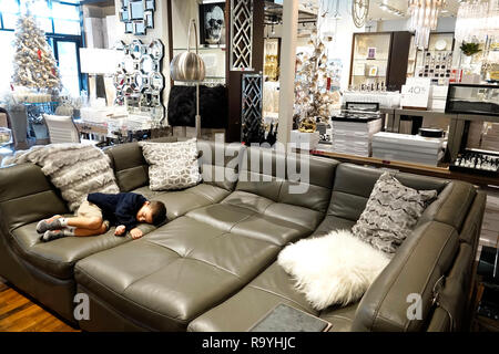 Fort ft. Lauderdale Florida,Pembroke Pines,Negozi al centro commerciale Pembroke Gardens,Z Gallerie,interni,arredamento casa,vendita display,mobili,ragazzi,maschio k Foto Stock