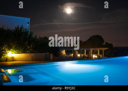 Piscina in un bellissimo resort di lusso nella natura con nessun popolo e bella luna, nei pressi dei Laghi Alimini, Lecce e Salento Puglia sud italia Foto Stock