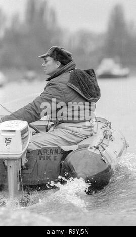 Londra. Regno Unito. Mike SPRACKLEN, coaching da un 'costola"1987 Pre Boat Race, fixture, gamma Boat Race. Squadra Nazionale vs Cambridge University BC sul campionato corso Mortlake per Putney. Il fiume Tamigi. Sabato 21.03.1987 [Obbligatorio Credito: Pietro SPURRIER/Intersport immagini] Foto Stock