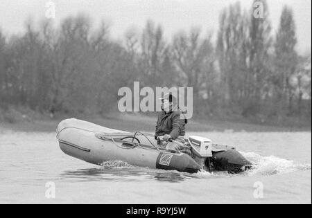 Londra. Regno Unito. Mike SPRACKLEN, coaching da un 'costola"1987 Pre Boat Race, fixture, gamma Boat Race. Squadra Nazionale vs Cambridge University BC sul campionato corso Mortlake per Putney. Il fiume Tamigi. Sabato 21.03.1987 [Obbligatorio Credito: Pietro SPURRIER/Intersport immagini] Foto Stock