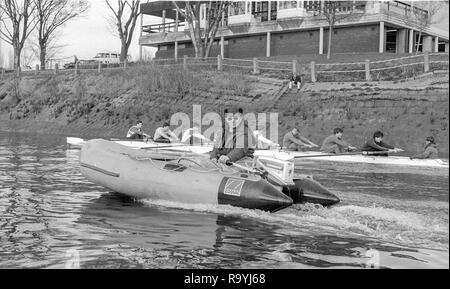 Londra. Regno Unito. Mike SPRACKLEN, coaching da un 'costola' passando Thames Tradsman RC, Barnes Bridge, 1987 Pre Fixture, gamma Boat Race. Squadra Nazionale vs Cambridge University BC sul campionato corso Mortlake per Putney. Il fiume Tamigi. Sabato 21.03.1987 [Obbligatorio Credito: Pietro SPURRIER/Intersport immagini] Squadra Nazionale, prua, Terry Dillon, John MAXY, John GARRETT, Martin CROSS, Andy Holmes, Steve REDGRAVE, Adam CLIFT, Richard STANHOPE e Cox, Pat SWEENEY Foto Stock