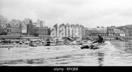 Londra. Regno Unito. Mike SPRACKLEN, coaching da un 'costola"1987 Pre Fixture, gamma Boat Race. Squadra Nazionale vs Cambridge University BC sul campionato corso Mortlake per Putney. Il fiume Tamigi. Sabato 21.03.1987 [Obbligatorio Credito: Pietro SPURRIER/Intersport immagini] Squadra Nazionale, prua, Terry Dillon, John MAXY, John GARRETT, Martin CROSS, Andy Holmes, Steve REDGRAVE, Adam CLIFT, Richard STANHOPE e Cox, Pat SWEENEY Foto Stock