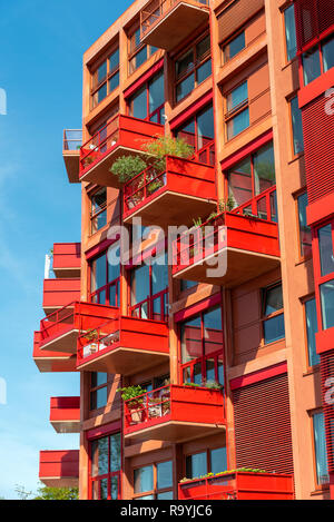 Rosso moderno appartamento casa con molti balconi visto a Berlino, Germania Foto Stock