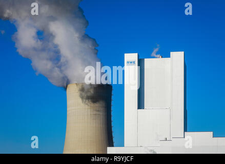 18.11.2018, Grevenbroich, Nordrhein-Westfalen, Deutschland - RWE Power AG Kraftwerk Neurath, Braunkohlekraftwerk am RWE Braunkohletagebau Garzweiler, Foto Stock