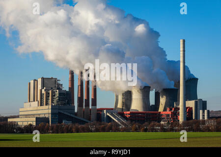 18.11.2018, Grevenbroich, Nordrhein-Westfalen, Deutschland - RWE Power AG Kraftwerk Neurath, Braunkohlekraftwerk am RWE Braunkohletagebau Garzweiler, Foto Stock