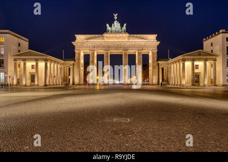 Il famoso illuminato Brandenburger Tor a Berlino di notte Foto Stock