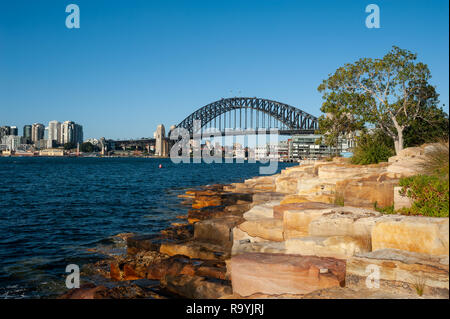 17.09.2018, Sydney, Nuovo Galles del Sud, Australien - Ein Blick vom Ufer des mugnai punto nel molo di Barangaroo auf die Sydney Harbour Bridge und Kirribilli in N Foto Stock