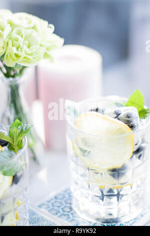 Bevande, cocktail e celebrazione il concetto di stile - home decor di partito, grafica elegante Foto Stock