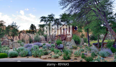 Casa privata incastonata tra massi di granito Dells in Prescott, Arizona, Stati Uniti d'America Foto Stock