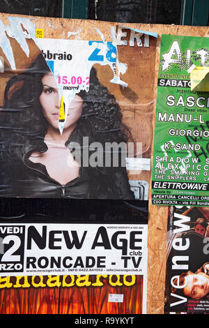 Affissioni, Campo Santa Margherita, Dorsoduro, Venezia, Italia: manifesti stracciati su un cartellone pubblicitario Foto Stock