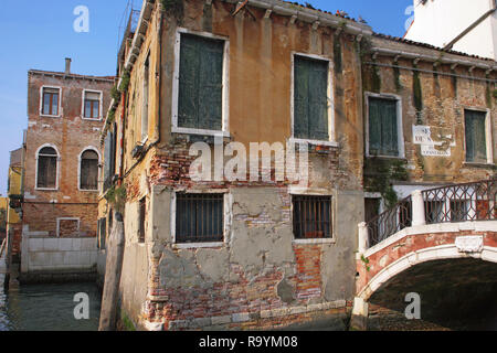 Il pittoresco decadendo banca Canale di Beagle case, incrocio di Rio di San Pantalon e Rio di Ca' Foscari, Santa Croce, Venezia, Italia Foto Stock