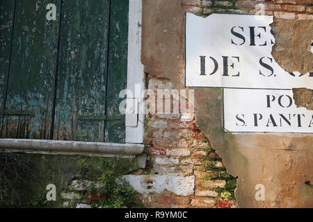 Close-up di pittoresca decadendo banca Canale di Beagle house, incrocio di Rio di San Pantalon e Rio di Ca' Foscari, Santa Croce, Venezia, Italia Foto Stock