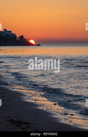 Bella orang e rosso tramonto o sole giù crepuscolo sull'isola di Wight guardando sopra forte Albert e il Solent in serata. Foto Stock