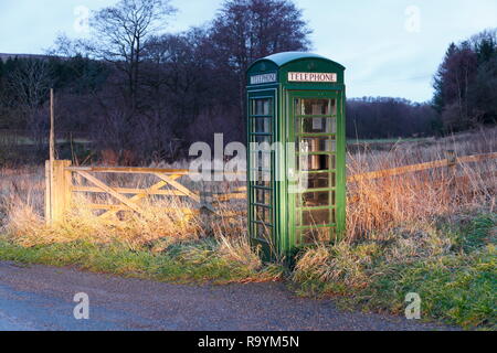 Un K6 pubblico a pagamento Telefono dipinta in verde , che normalmente sono verniciati di rosso. Foto Stock