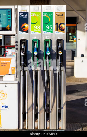 Ugelli della pompa a benzina in un distributore di benzina Foto Stock