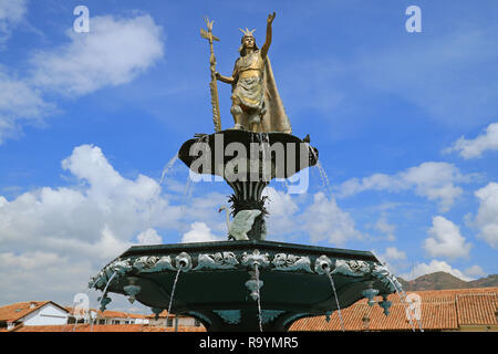 Statua di Pachacuti Inca Yupanqui sulla fontana Top a Plaza de Armas, la piazza principale di Cusco, Perù Foto Stock