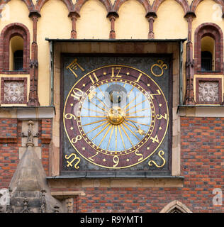 Orologio del Municipio della Città Vecchia (Stary Ratusz), la piazza del mercato (Rynek abbiamo Wrocławiu), Wroclaw, Slesia, Polonia Foto Stock