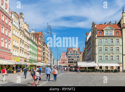 Wroclaw, Old Town (Stare Miasto). Negozi e bar sulla piazza del mercato (Rynek abbiamo Wrocławiu), Wroclaw, Polonia Foto Stock