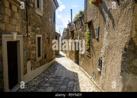 Questo è un tipico vicolo nel borgo medievale di Casertavecchia nella regione Campania in Italia. Mancano i turisti, è tranquillo durante l'estate. Foto Stock