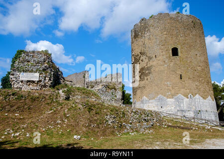 Questo è ciò che resta del castello di Casertavecchia. Solo la torre e alcune parti delle pareti sono sopravvissuti i tempi. Si tratta di una bella vista e si trova vicino Foto Stock