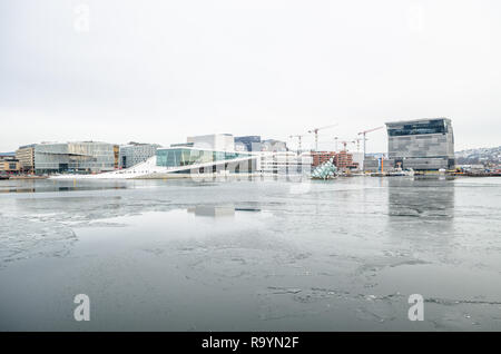 Il freddo invernale vista di Oslo Opera House e il nuovo museo di Munch edificio. Foto Stock