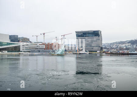 Il freddo invernale vista di Oslo Opera House e il nuovo museo di Munch edificio. Foto Stock
