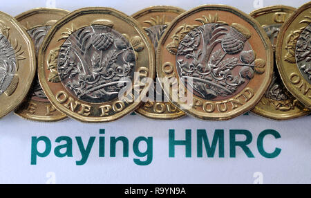 BRITISH una libbra di monete con la letteratura HMRC RE PAGAMENTI PAGARE LA SUA MAJESTYS entrate e le tasse doganali ecc. Foto Stock